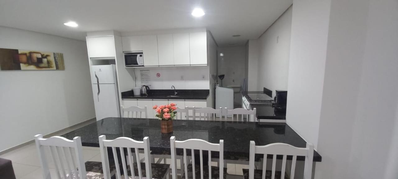 Apartamentos Ed London, Na Av Principal A Poucos Passos Das Termas Piratuba Exterior photo