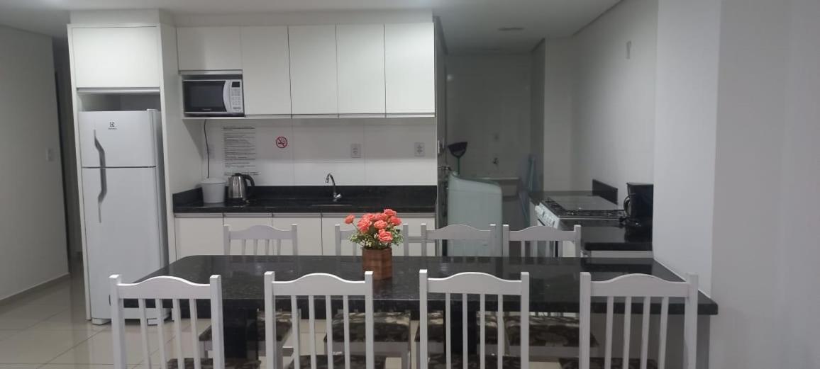 Apartamentos Ed London, Na Av Principal A Poucos Passos Das Termas Piratuba Exterior photo
